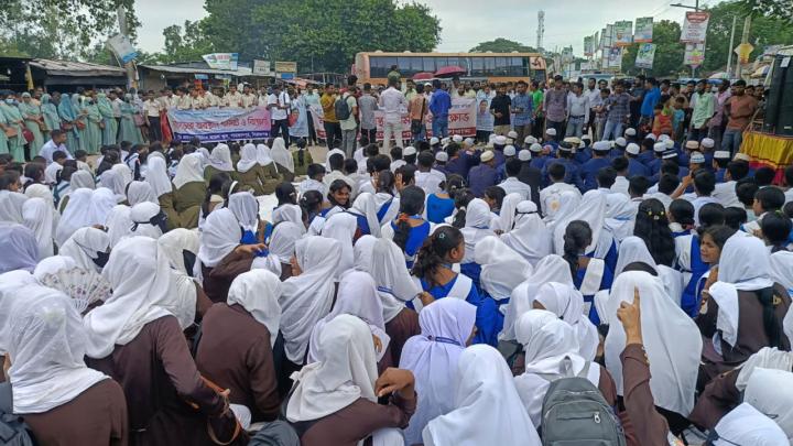 স্থায়ী ক্যাম্পাসের দাবিতে মহাসড়ক অবরোধ, শিক্ষার্থী-জনতার সংহতি
